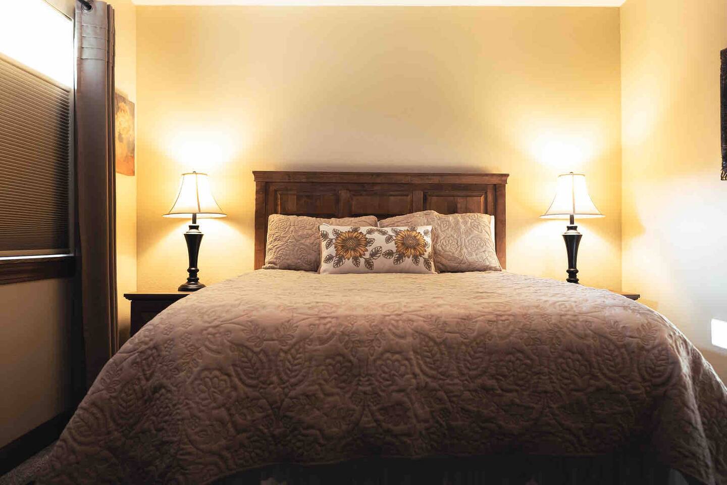 Second bedroom with a queen size bed