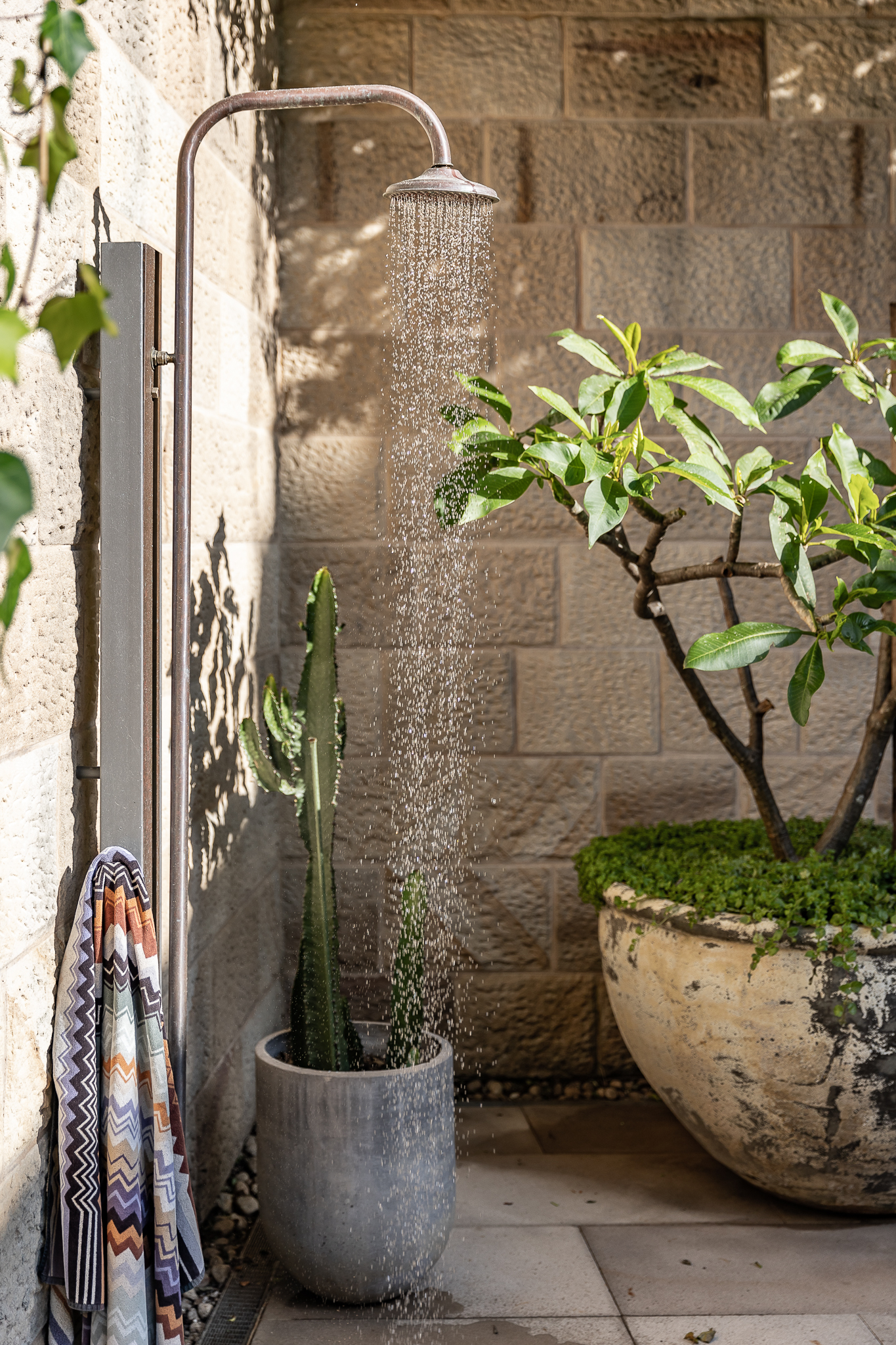 hot/cold outdoor shower