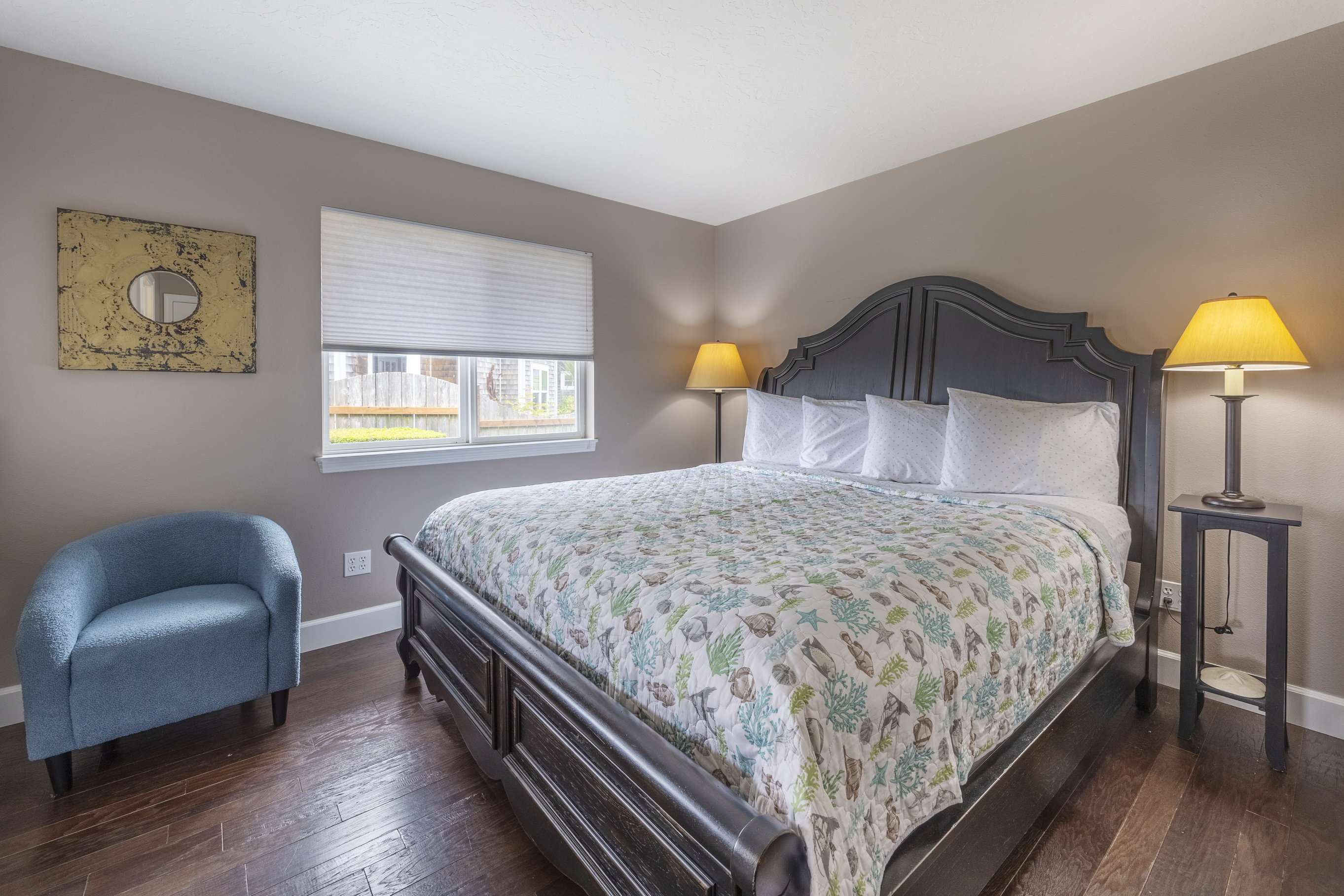 King bedroom with a continental bathroom.