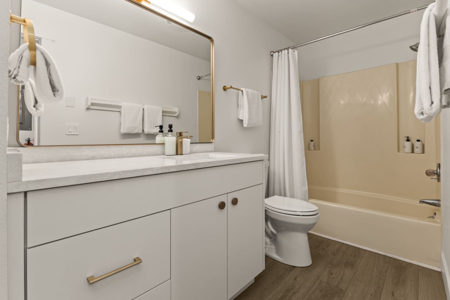 Ensuite Bathroom #1 | Toilet | Tub 