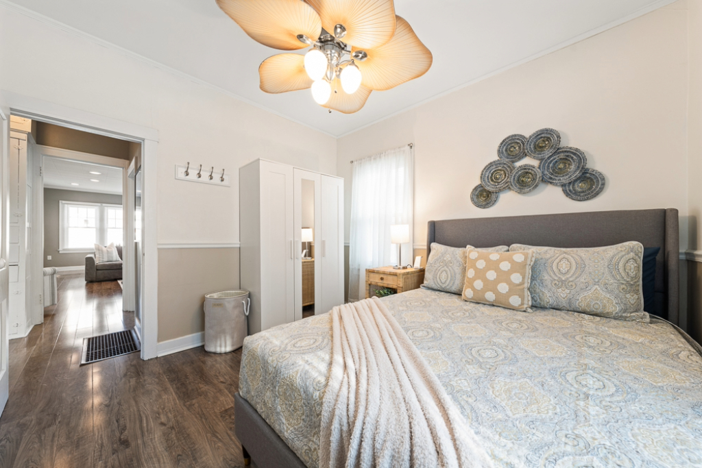 Room to store clothes in the armoire
