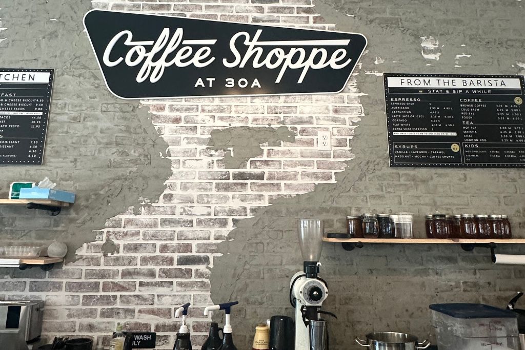 Coffee shop within 3min walk from The Snapper