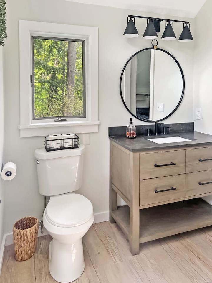 2nd fl Full bathroom!