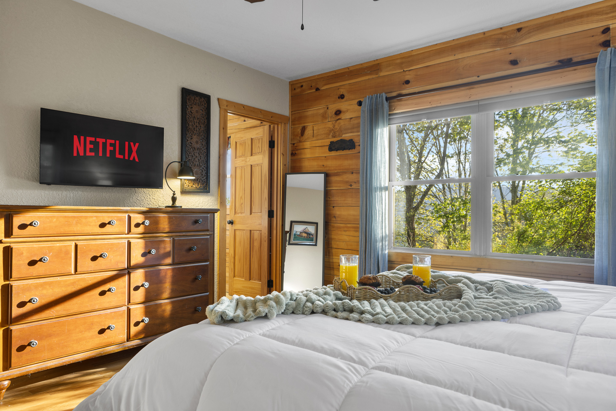 Bedroom Retreat: Enjoy Netflix and mountain views from this serene, sunlit escape!