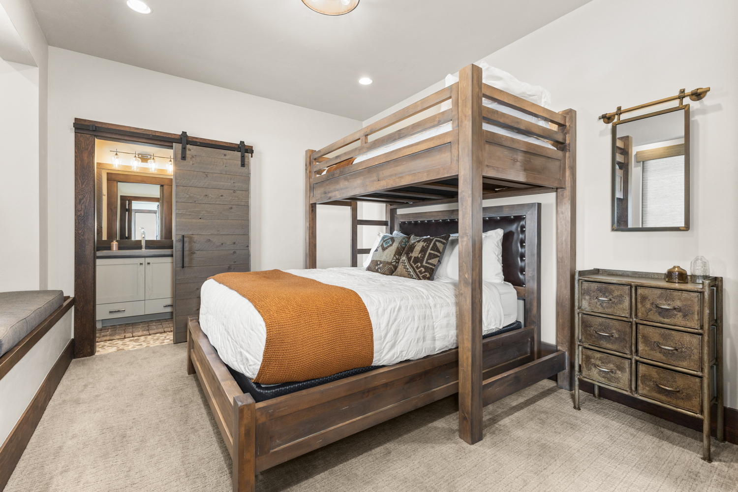 Lower Level Ensuite Bedroom 3 | Twin bed