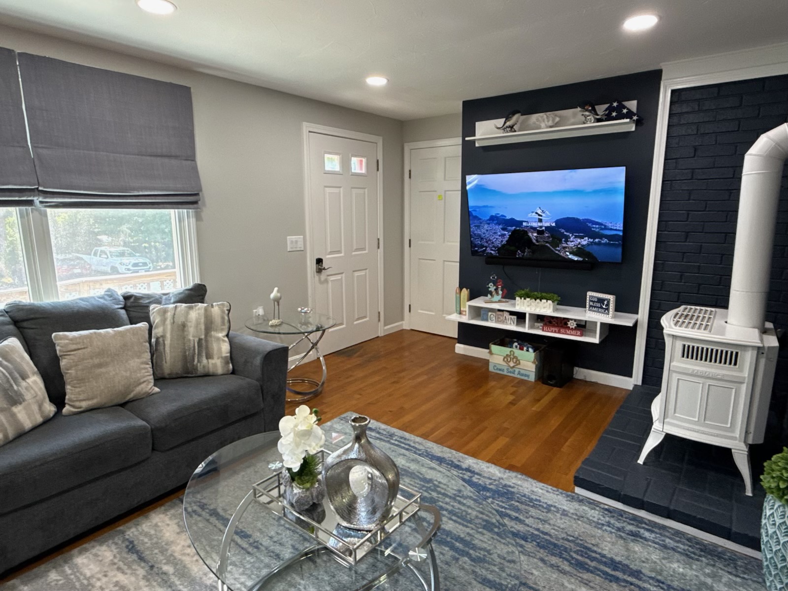 Living Room w 48” flat screen TV