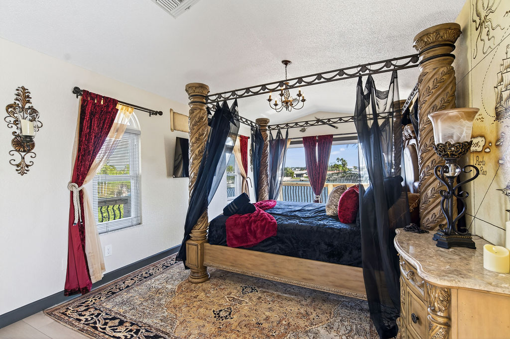 Commodore’s Quarters – Claim yer perch on the second deck! Balcony with ocean views, en‑suite bath, walk‑in closet, and smart TV fit for a captain’s leisure.