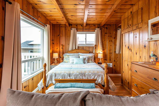 Queen bed w/ views