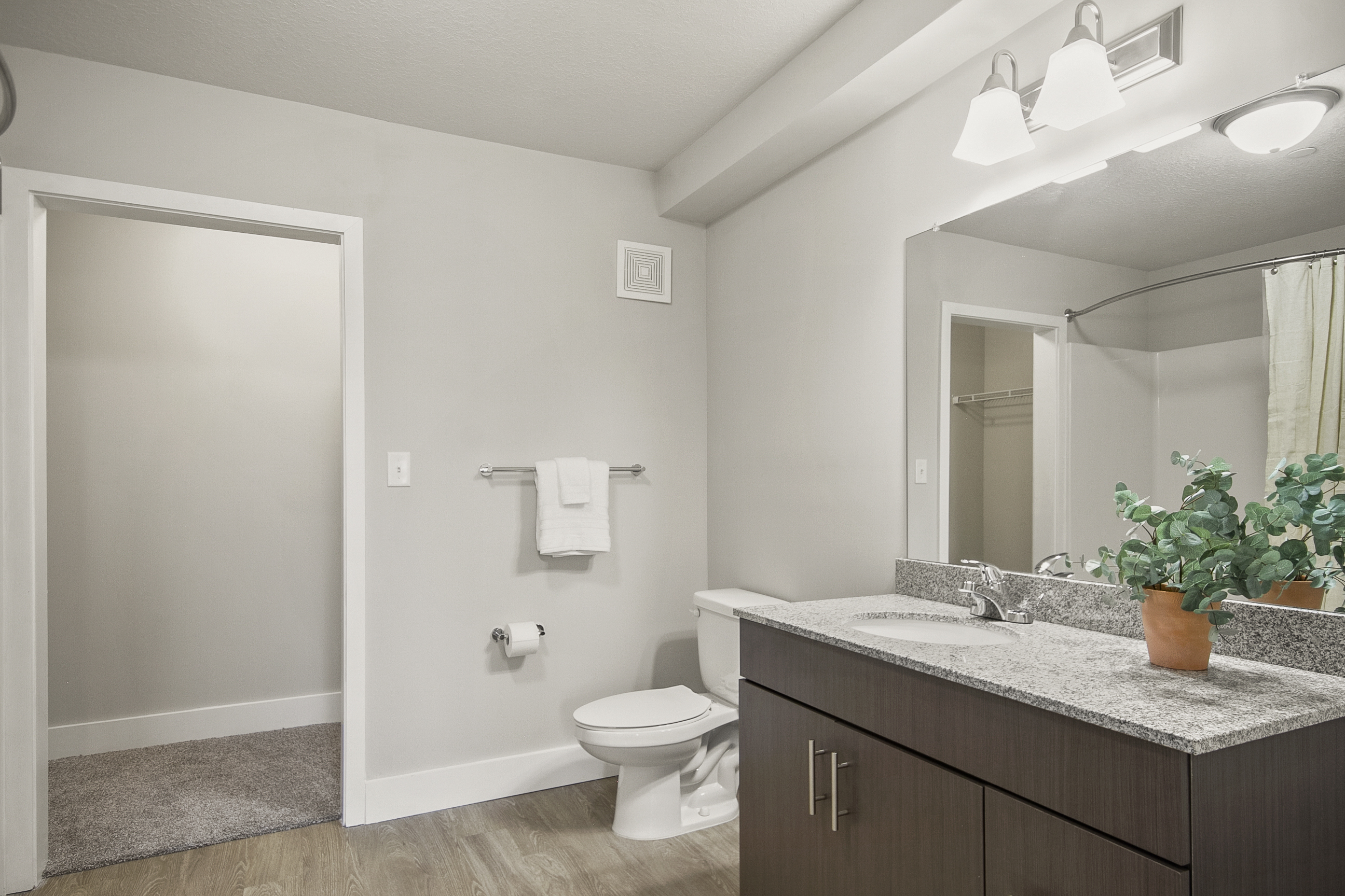 King Bathroom 1