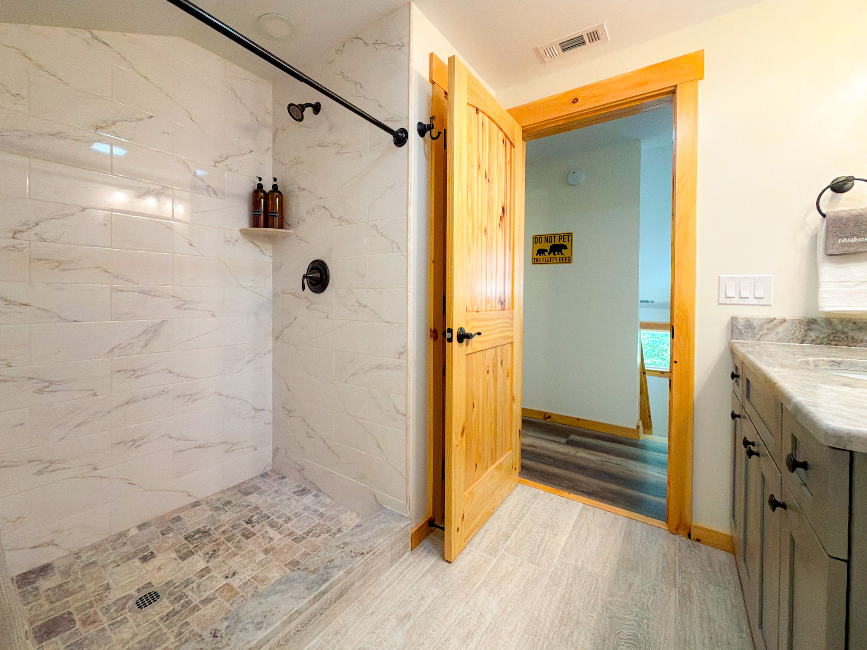 Large bathroom on the upper level between the game room and 4th bedroom.