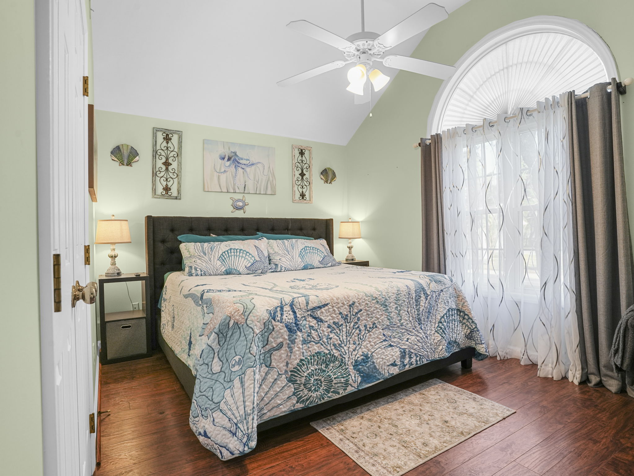 Front-Facing Bedroom, King Bed