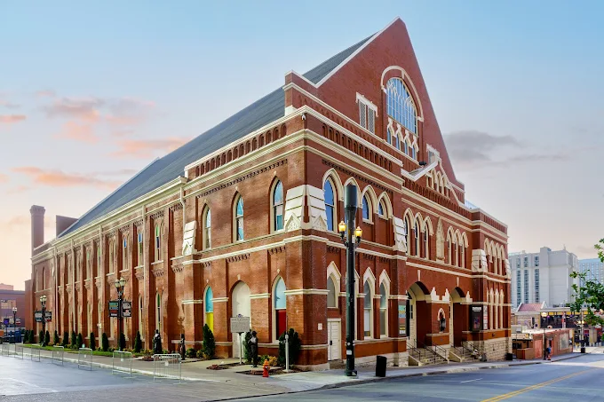 Ryman Auditorium – Historic live music venue (10–11 min walk)