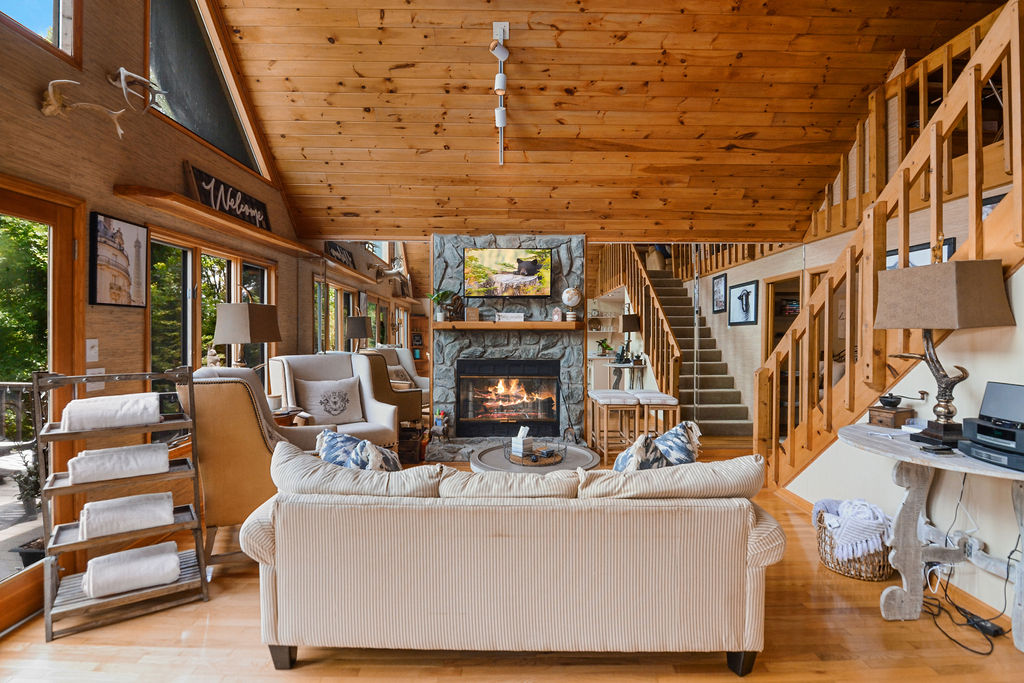 Spacious Living Room with Amazing Mountain Views - Blue Ridge