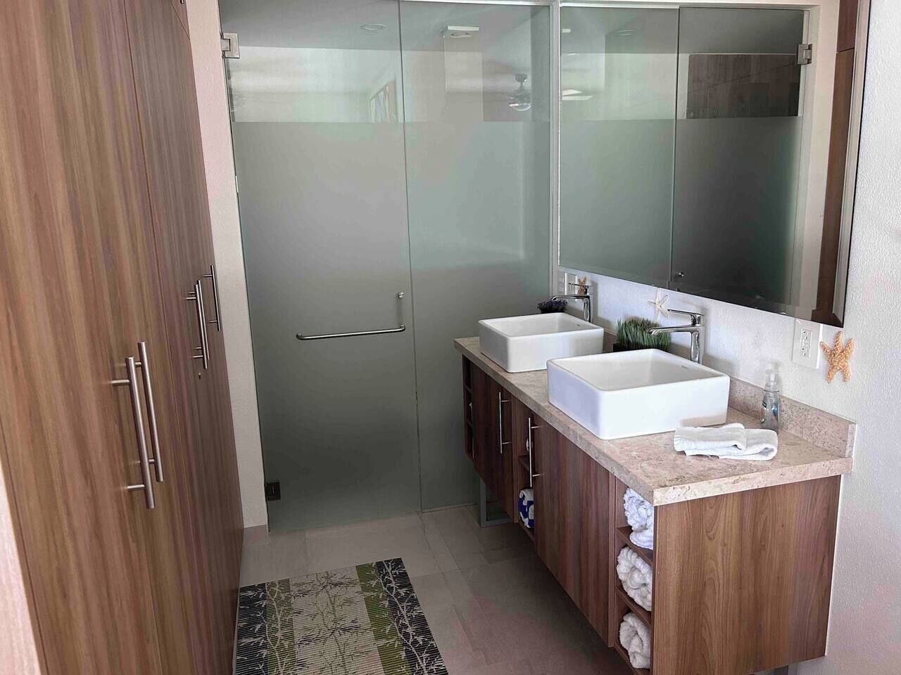 Large full bath with plenty storage 320