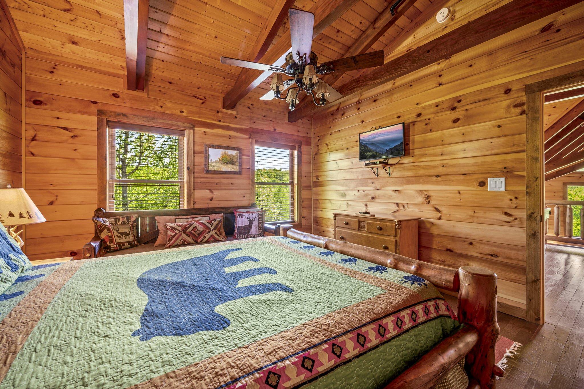 Upper level: queen bedroom with twin daybed can accommodate a small family; Smart TV
