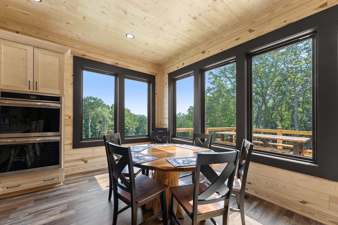Enjoy every bite with breathtaking North Georgia scenery as your backdrop—nature and comfort in perfect harmony