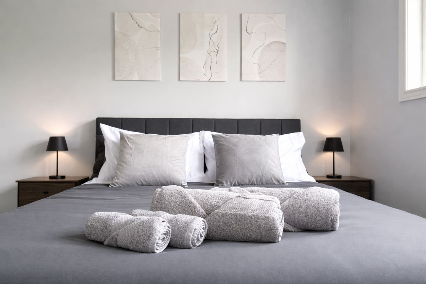 Queen Room - Queen bed with closet