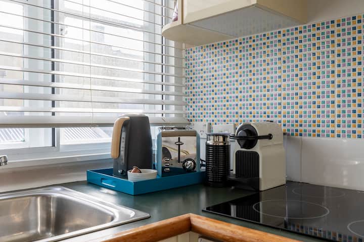 Kitchen amenities (more in pantry)