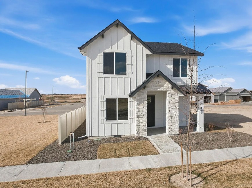 Brand-new 4-bedroom, 3-bathroom home located in a newly developed neighborhood, offering modern finishes and a fresh, contemporary living experience.