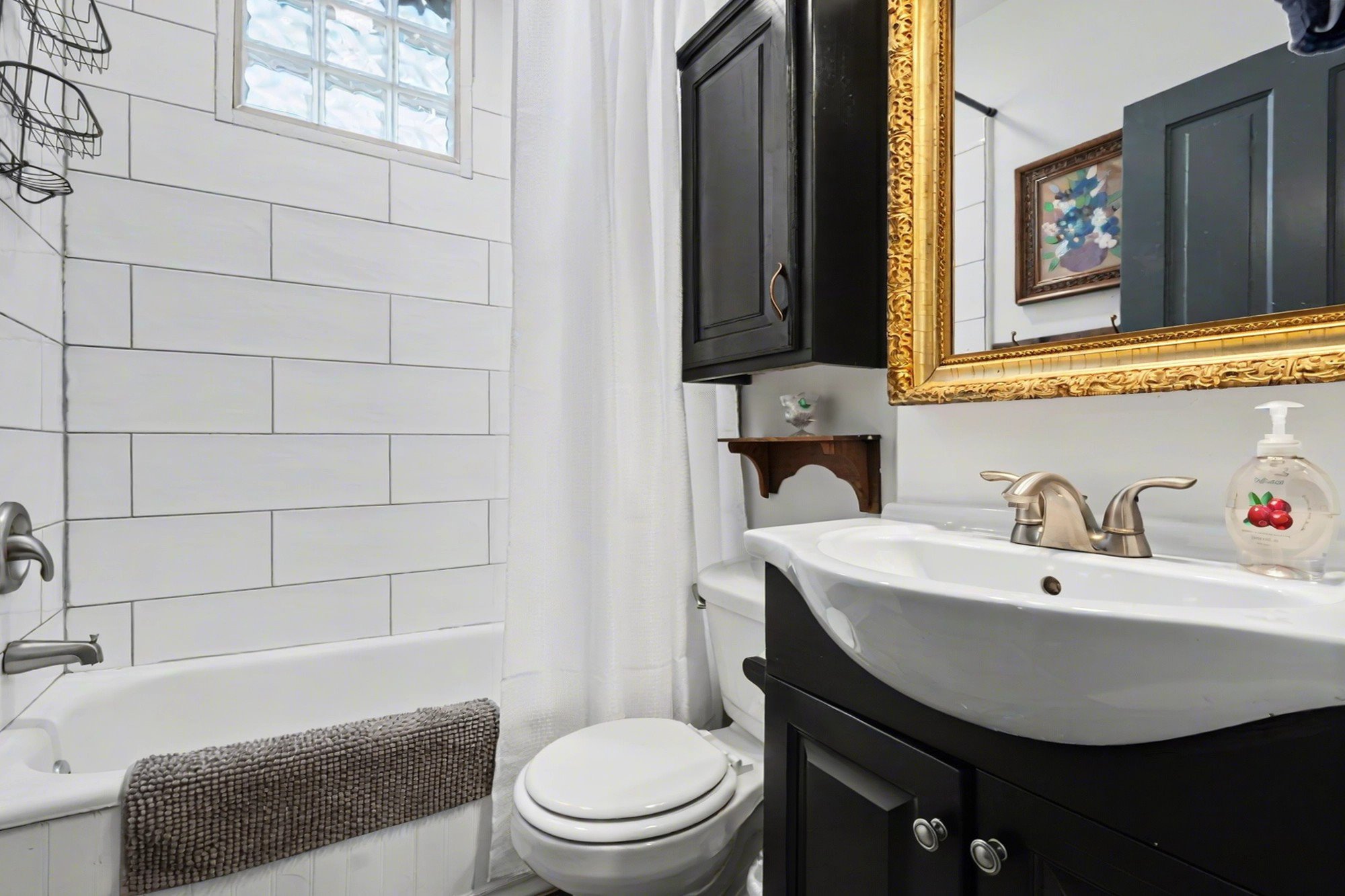 Full bath on bedroom level