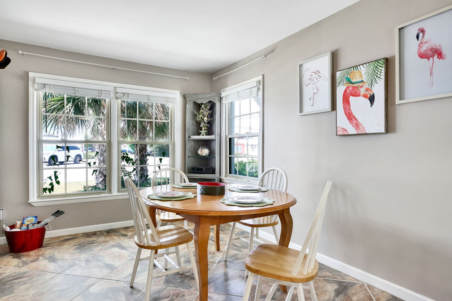 Dining Area seats 6