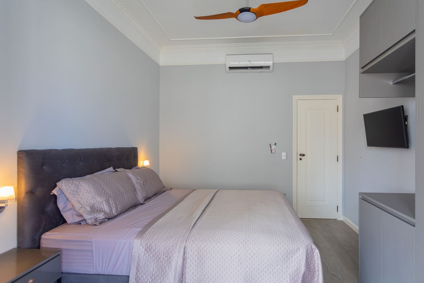 Air conditioning in all the bedrooms and common rooms.   Many Rio apartments that advertise "air conditioning" only have it in bedrooms.  We have quiet, efficient brand new air conditioners everywhere!  (Bedroom 5).