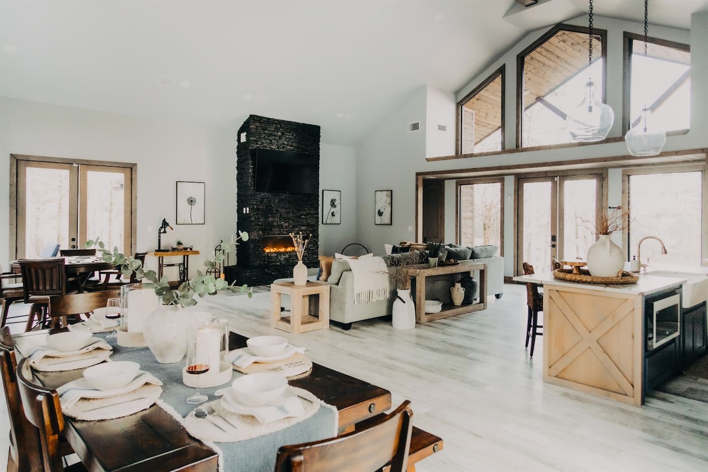 Open space concept, high ceiling, wood floor, fireplace 