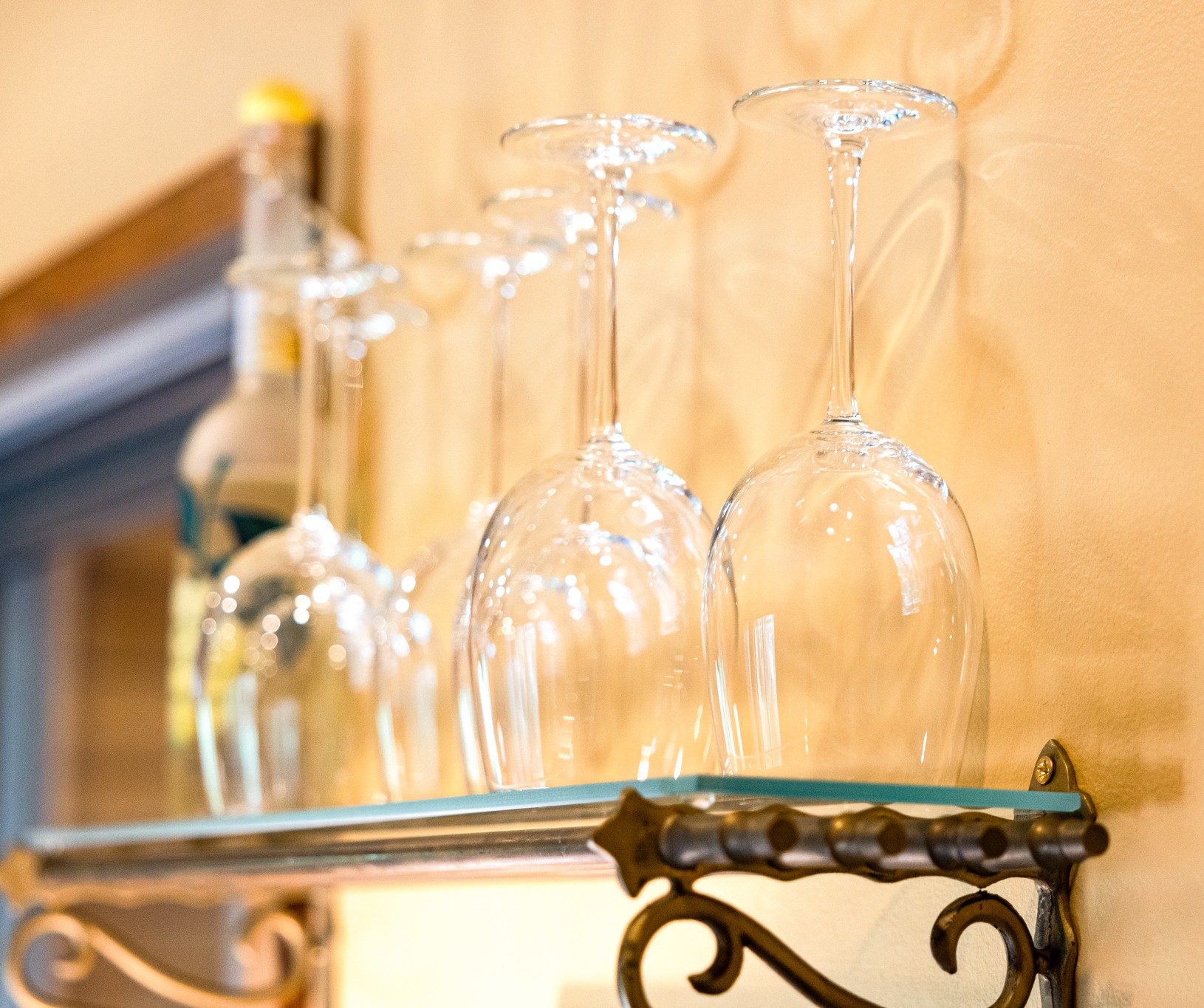 Hilltop Oasis Abingdon is the perfect put your feet up and relax over a glass of your favorite wine place. 