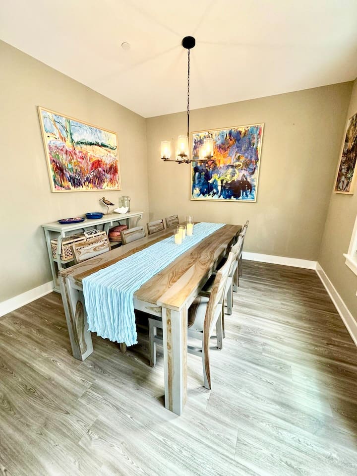 Chandelier on dimmer switchesAmple seating for 8