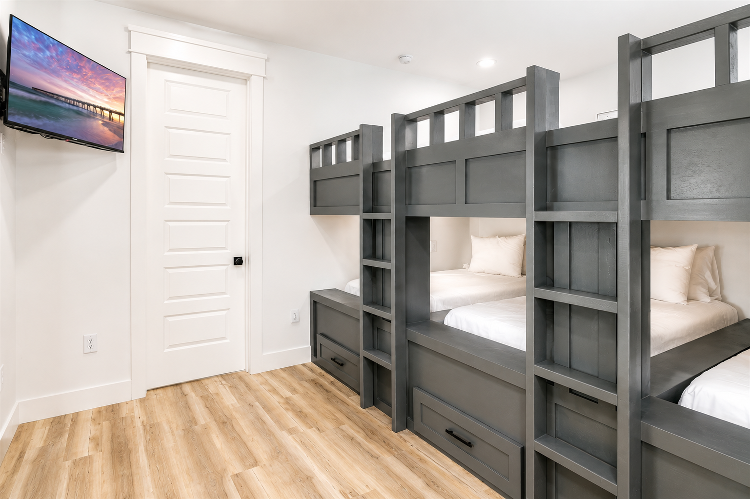 Bunk Room #2 | 6 Twin Beds
