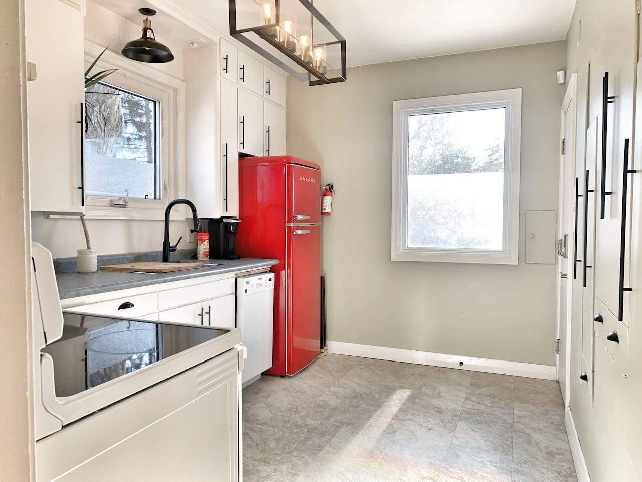 Fully Equipped Kitchen with Full-Size Appliances, small dishwasher & coffee station