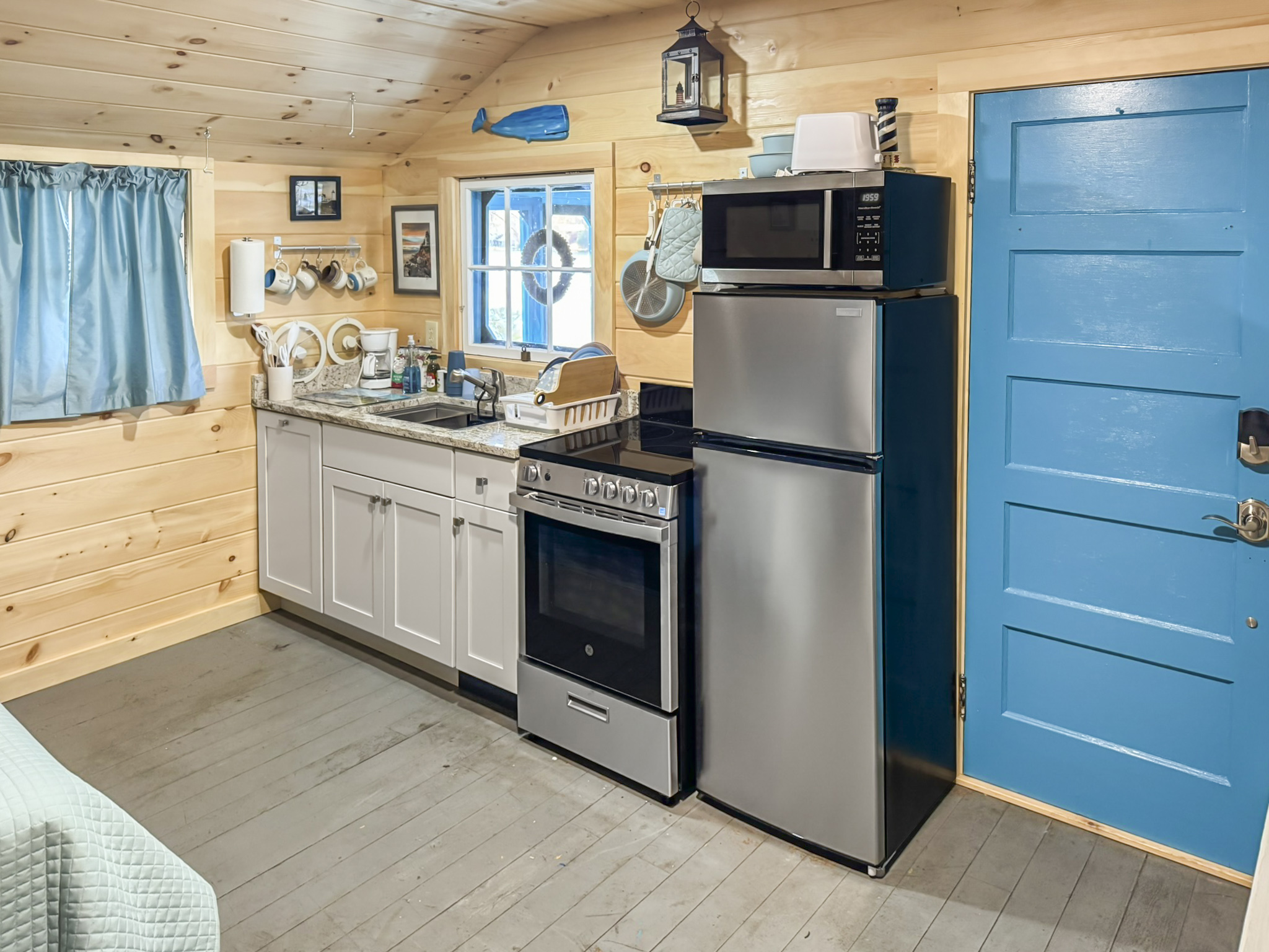 Fully equipped kitchen and kitchen appliances.