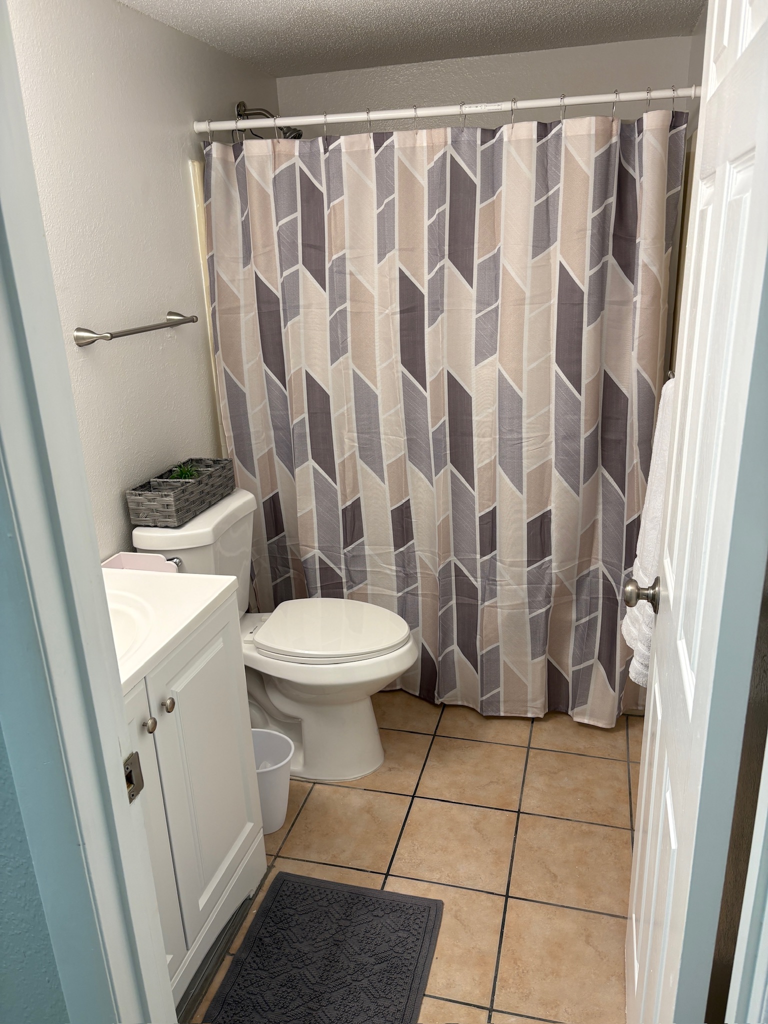 Spacious full size bathroom 