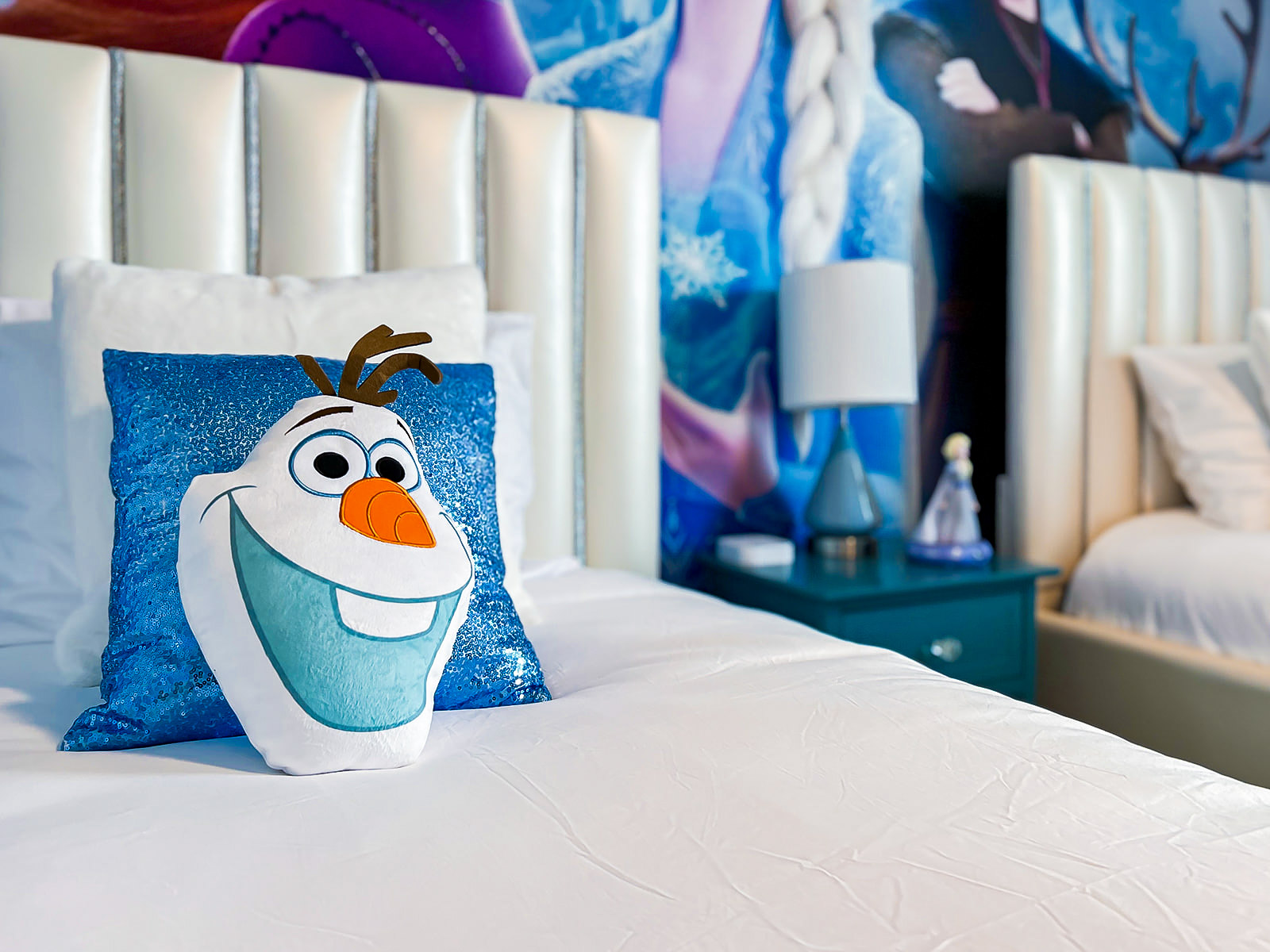 Olaf will immediately put a smile on your children's faces.