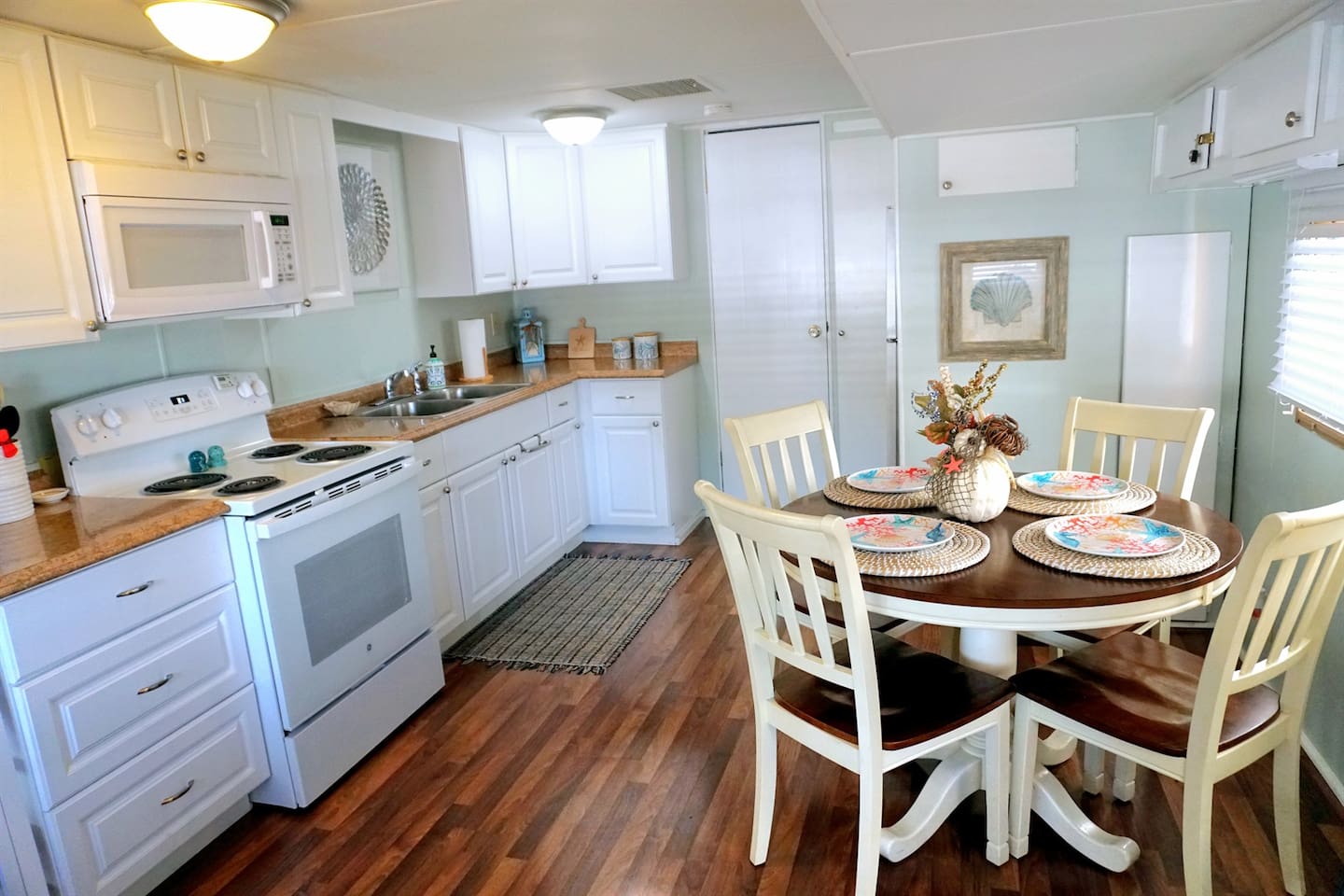 Spacious eat-in Kitchen