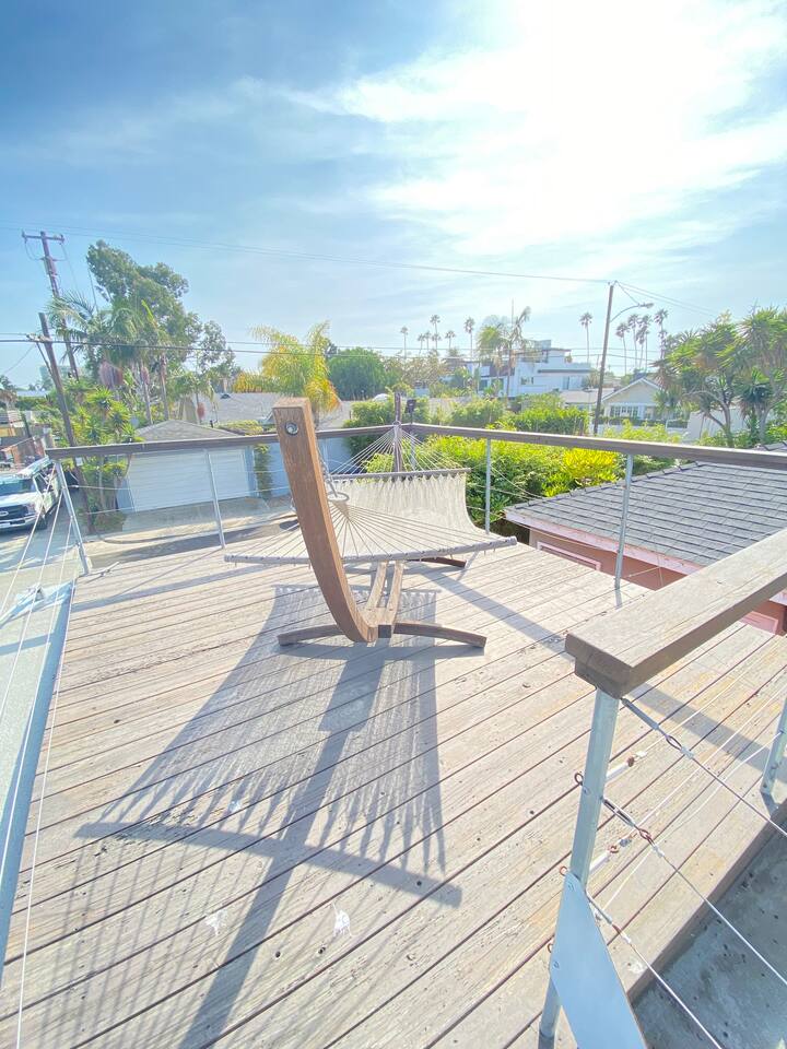 Rooftop relaxation area with fresh air and plenty of sunshine.