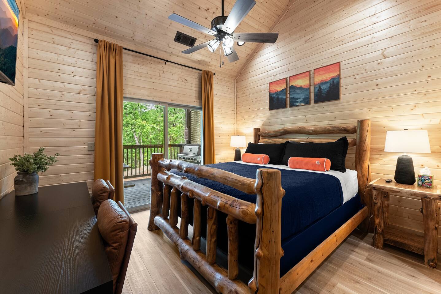 King bedroom with private en-suite bathroom