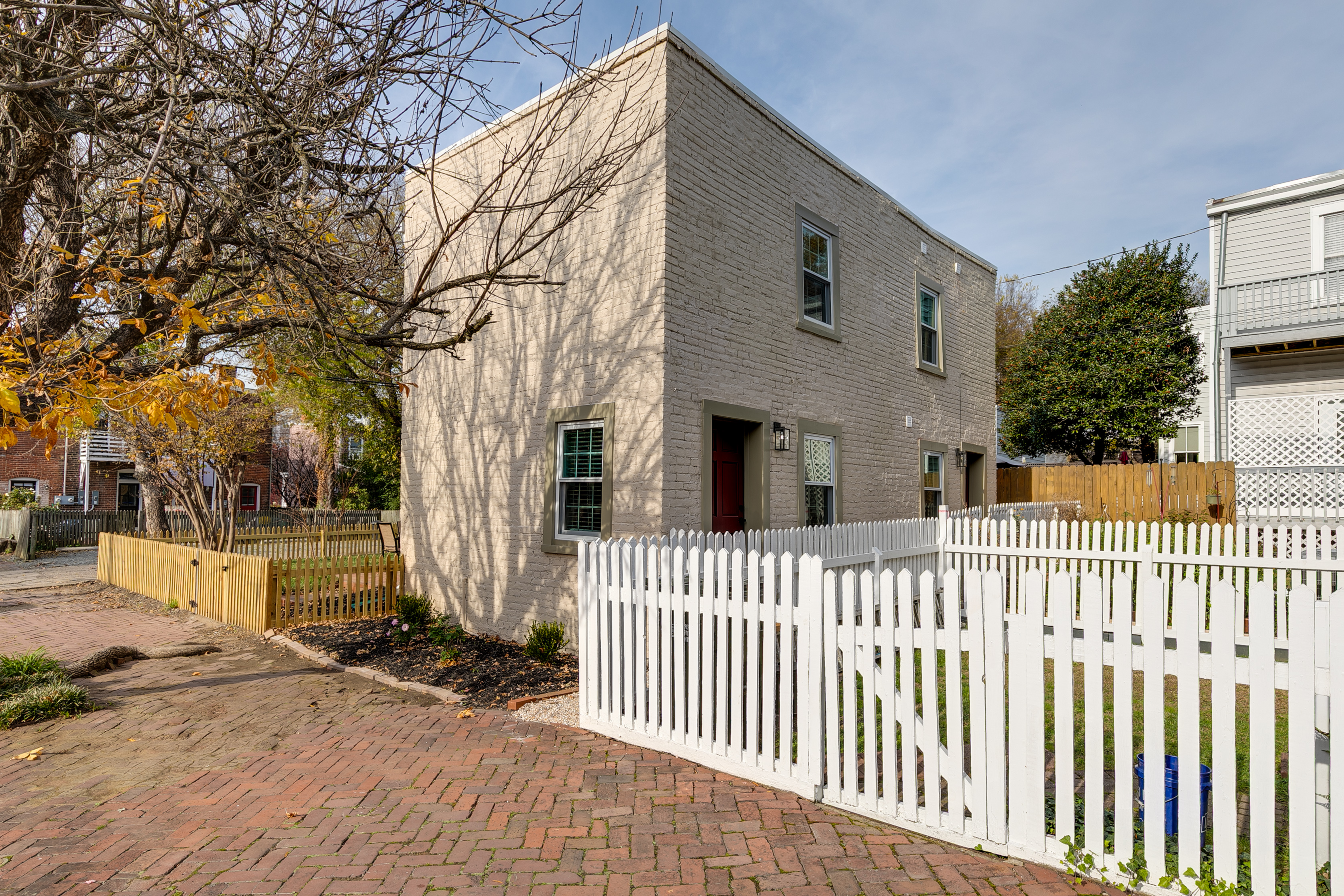 Charming Exterior: Discover delightful charm in this picket-fenced haven! Perfect for relaxation.