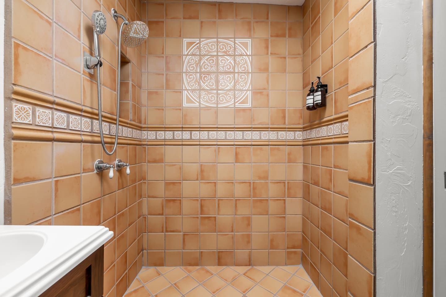 Queen bedroom, ensuite bathroom