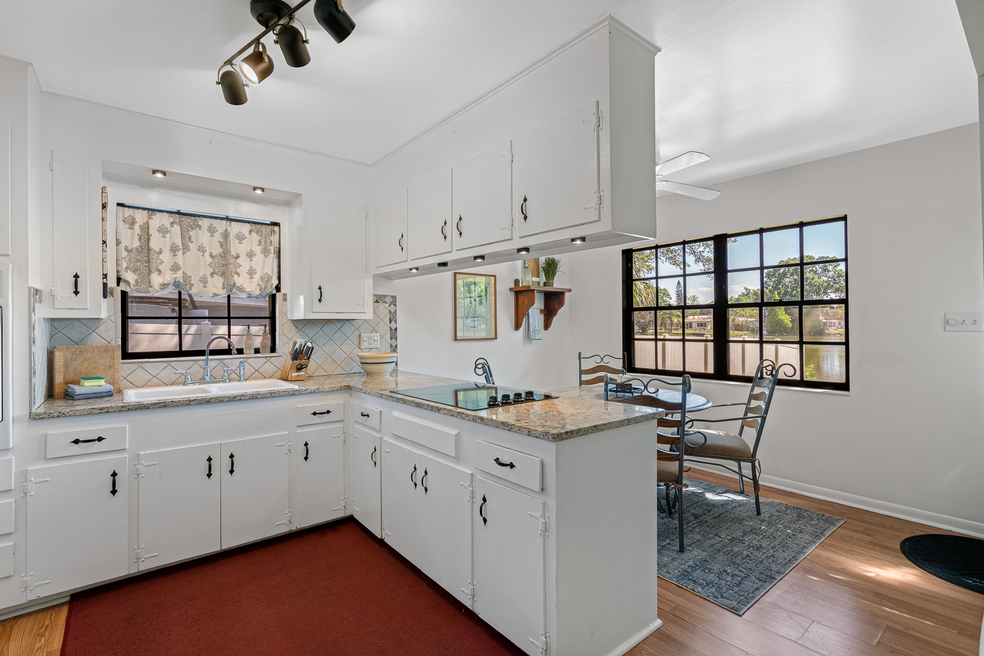 Lake Oasis—Large Private Unit, Ducks Visit Daily! 5