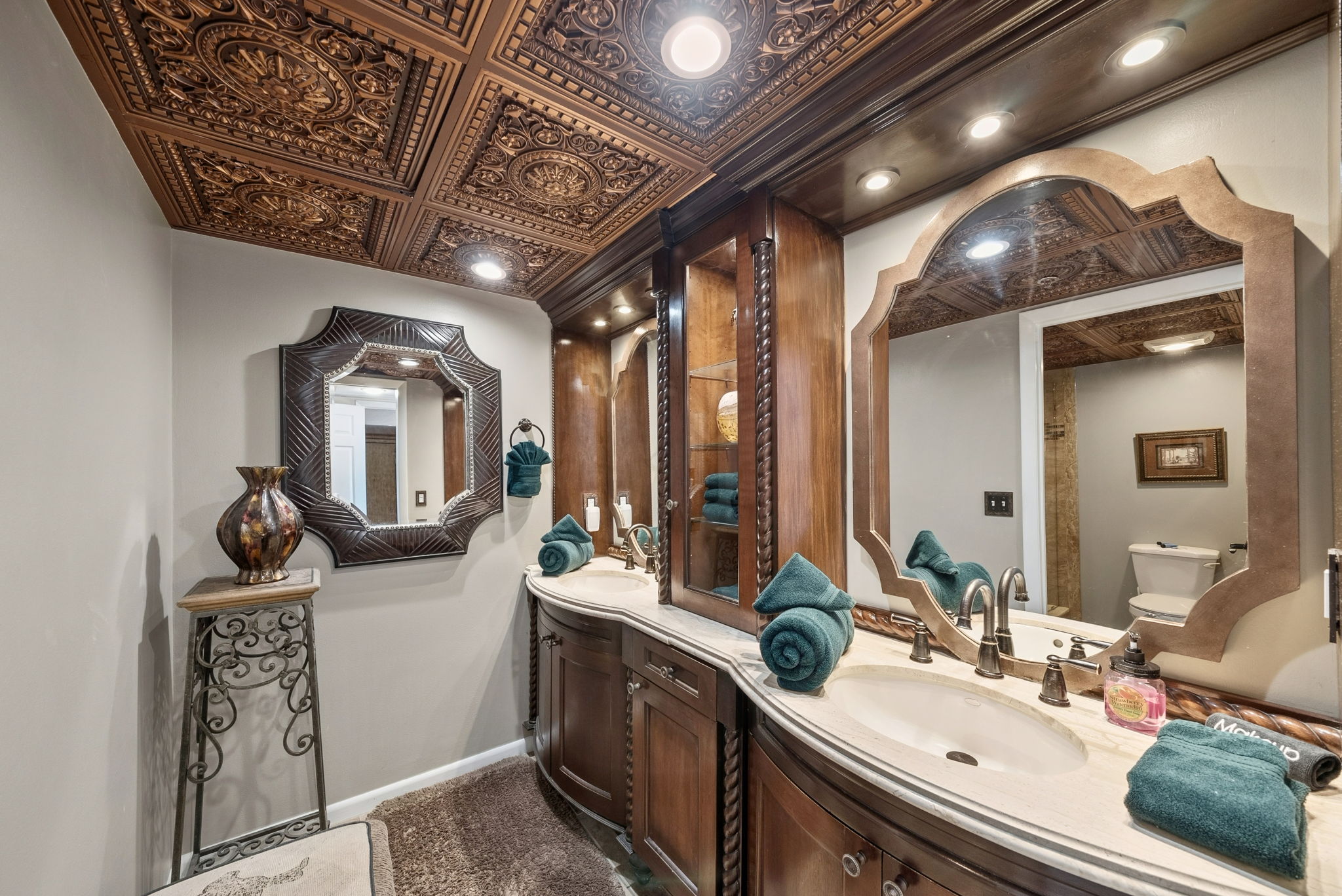 Master bedroom jack and jill en-suite bathroom