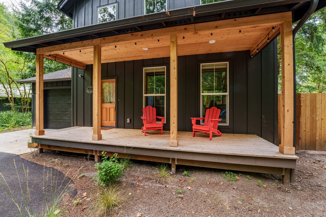 Mt Hood Hideaway Front Porch
