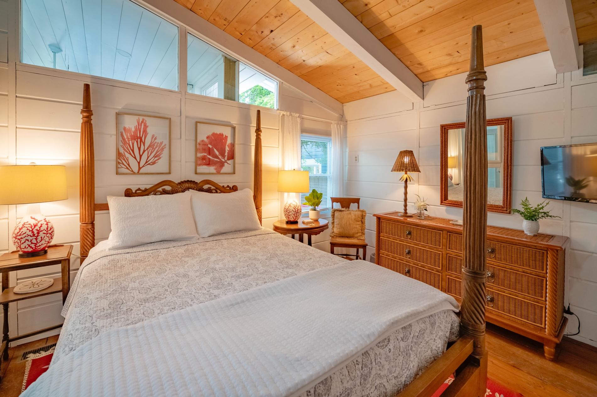 Bedroom 4 - Queen bed