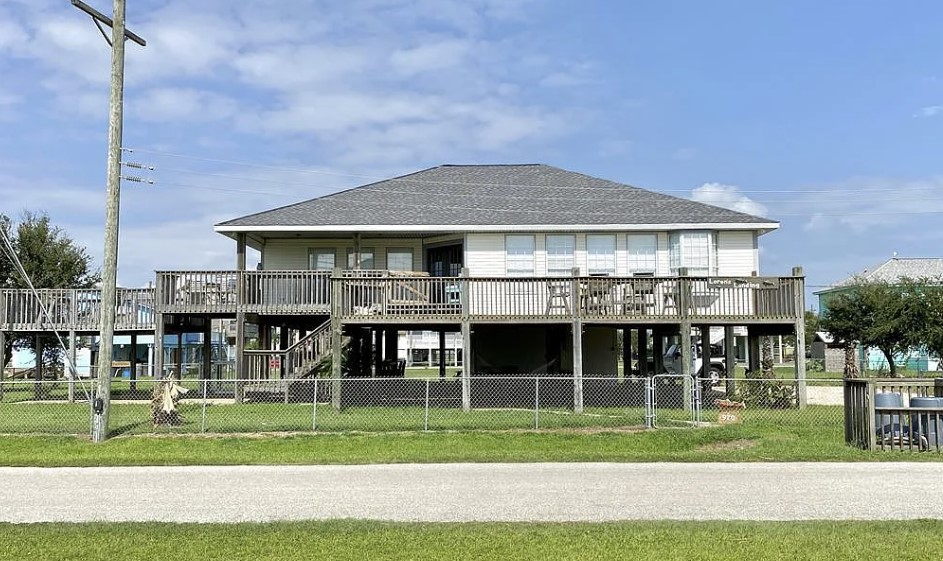 2db8a51851d44b7f8c7e317d9862009d | Beachhouse | Texas | TX | Vacation Homes | Galveston | Crystal Beach | Kokomo | Breezy Days | Beachfront Elegance | Sunrise Serenity | Southern Sands Property Management, LLC