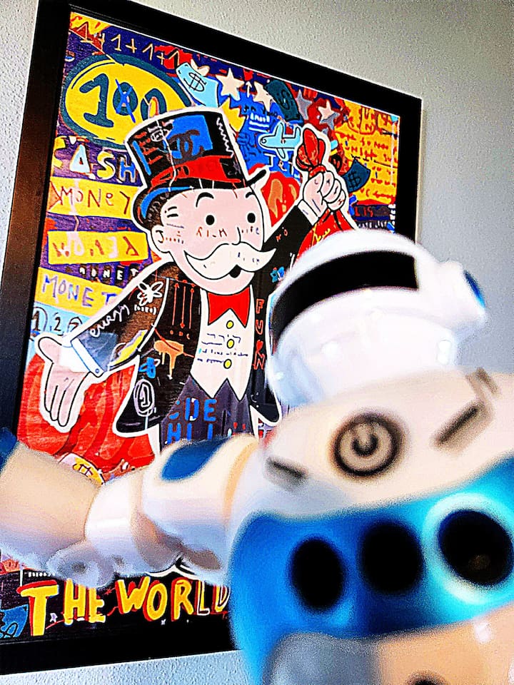 Photo bomb of Howie SHOG showing Alec Monopoly artwork. 