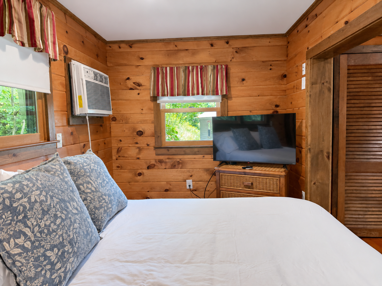 Queen bed, Smart TV, in sleeping area