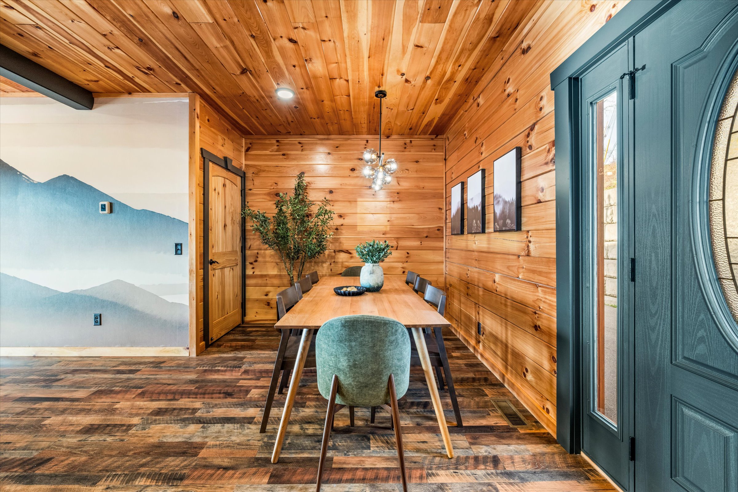 From casual breakfasts to festive dinners 🍽️ Room for everyone.