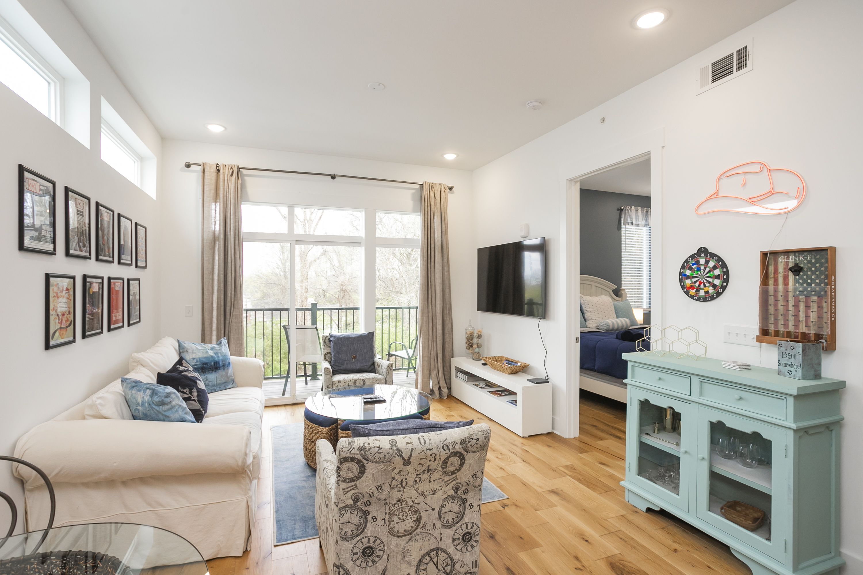 Welcome to the Nashville Scene Suite! Enjoy the cozy living space after a fun day in Nashville. 