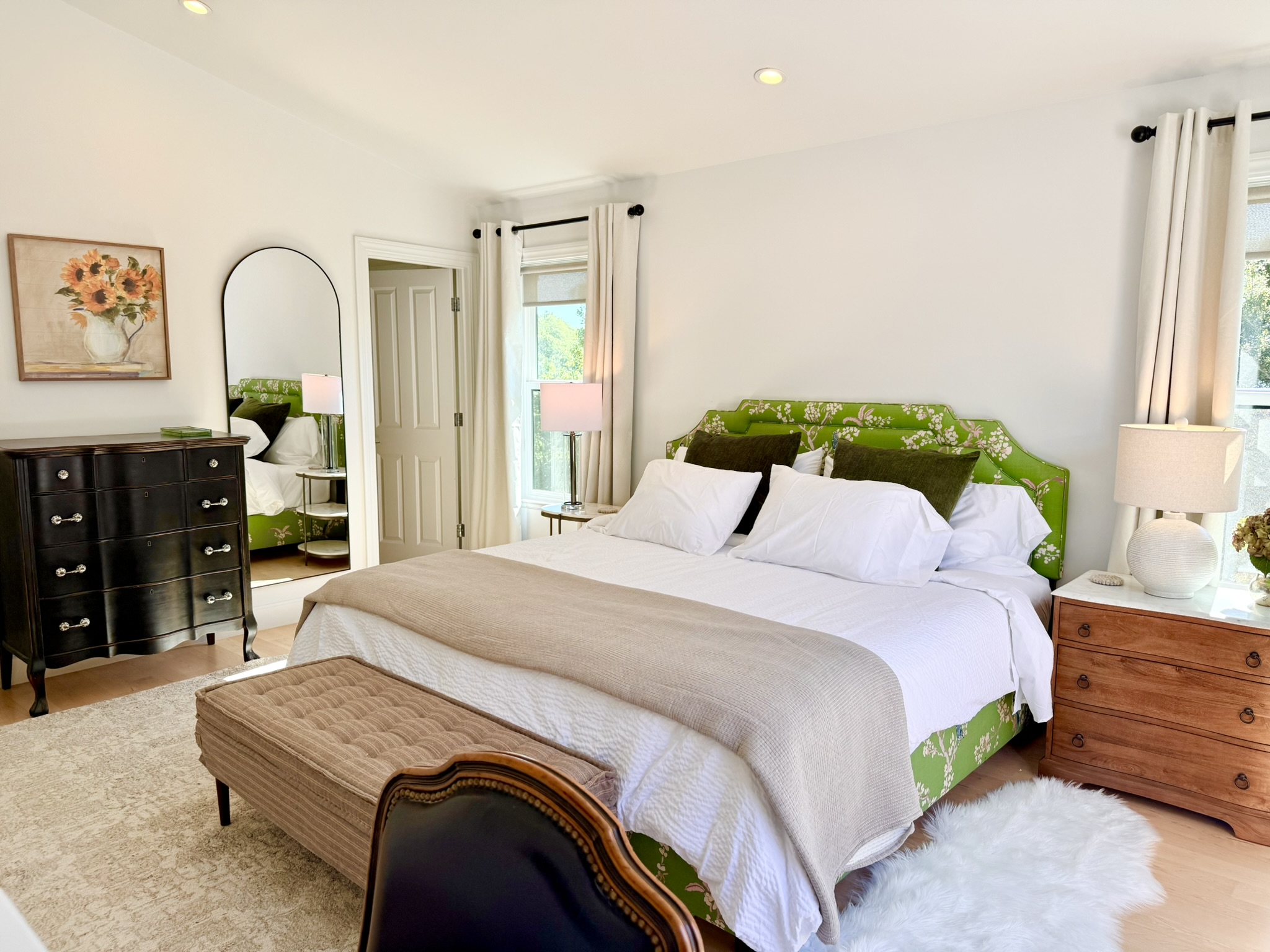 Green Lady Suite w/King Bed and En Suite Bath