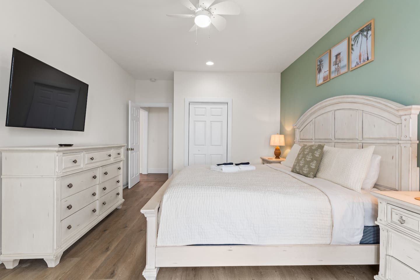 En Suite Bathroom, Smart TV, Dresser, & Closet for Storage. 